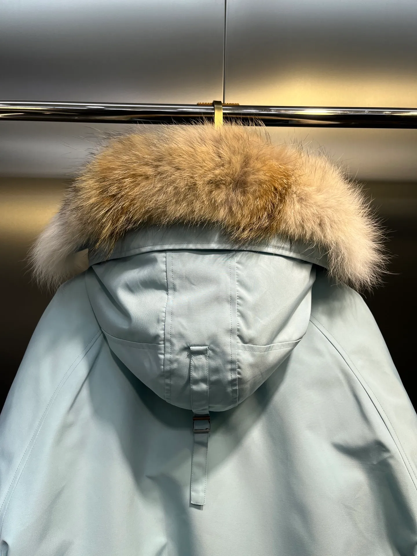 P780 high-end version (new version of Big Goose 01) Canada Goose Canada Goose #Chilliwack 7999M bomber jacket short down jacket/01 model #Men and Women Same Style# ➖ Genuine synchronous anti-counterfeiting chip sensor! ➖ Imported 21S polyester-cotton blended original fabric [last year’s 16S/18S hard fabrics have been completely eliminated, this year all use 21S genuine synchronous fabrics, the soft mid-strap feels delicate and textured], genuine synchronous Feather-Light 10D waterproof coating fabric, made of 84.5 polyester fiber and 15.5 cotton, 100% the best feel in the entire network! ➖ The genuine official website is synchronized with the national standard 80 white duck down, you can check the official website customer service, there will never be a series of misleading claims such as 90 down or goose down! ➖ Using the best nylon lining with double double-layer sealing design, velvet-proof No. 7 needle + grid-filled down ready-made garments, there is 100% no so-called velvet running! ➖ The cuffs are designed with thickened seamless threads, and the collar and pockets are lined with top-quality polar fleece to keep you warm and comfortable! ➖ Yoshida YKK provides original custom-made electroplated sliders. YKK two-way lockable zippers are tight and smooth and will not peel off paint! ➖ 3M composite guarantees that the Velcro is the same as the original, durable, and all accessories and hardware are custom-made! ➖ Imported BEHRINGER embroidery machine to customize the 10,000-needle embroidery logo, 98% of which can be reproduced to restore the original logo. You can check and compare on the official website! ➖ The fur collars are all made of large pieces of Western Canadian blue wolf hide, ensuring that each fur collar is 13-15cm wide!   Size:XS-XXL